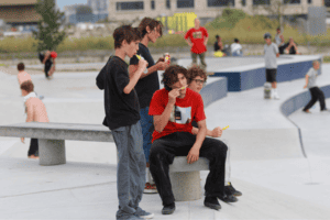 Jugendliche auf dem Skateboardplatz im Skatecamp Hamburg