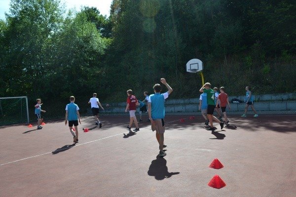 Kinder beim Streetball im Basketballcamp