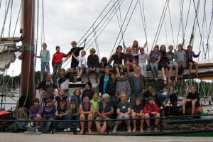 Gruppenfoto vor einem Segelschiff