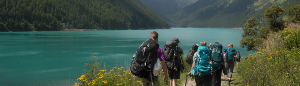 Gruppe wandert an See vorbei