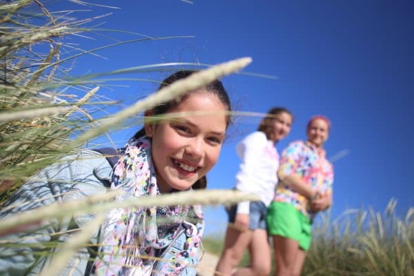 Mädchen glücklich am Strand