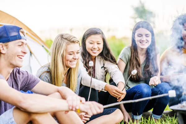 Jugendliche haben Spaß im Englischcamp