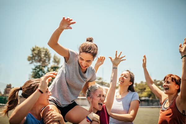 Jugendliche haben Spaß beim Tagescamp im Heide Park