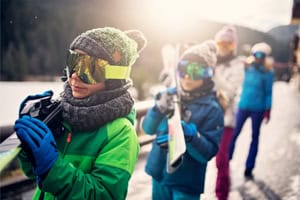 Kinder haben Spaß beim Skifahren