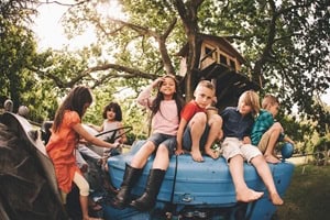 Kinder haben Spaß im Feriencamp