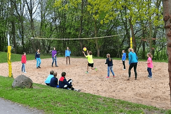Gemeinsames Beachen während des Volleyball Camps