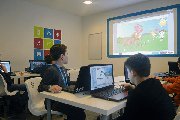 Kinder programmieren im Roblox Spieldesign Camp