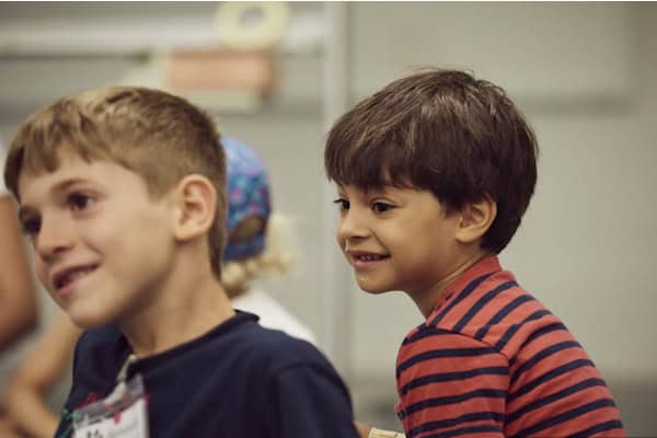 Jungs lächeln glücklich im Englischcamp München