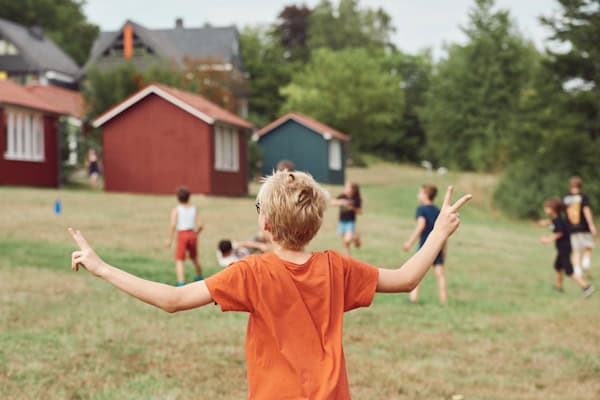 Kinder spielen auf dem Geländer der Unterkunft