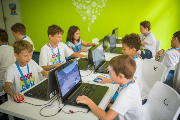 Mehrere Kinder an Computern