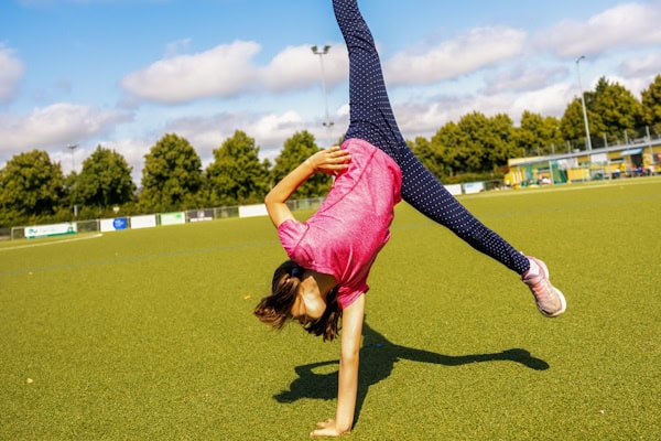 Mädchen im einhändigen Handstand im Turncamp Frankfurt