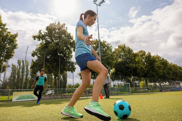 Mädchen kickt im Fußballcamp Frankfurt