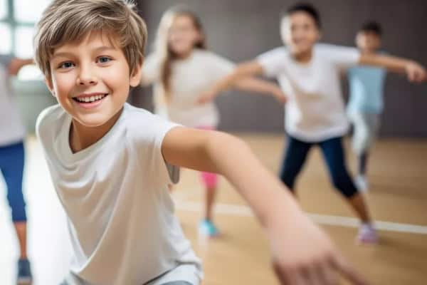 Junge tanzt im Tanzcamp am Spitzingsee