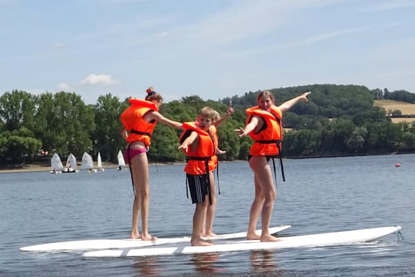 Kinder beim SUP im Wassersportcamp mit Englisch Dümmer See