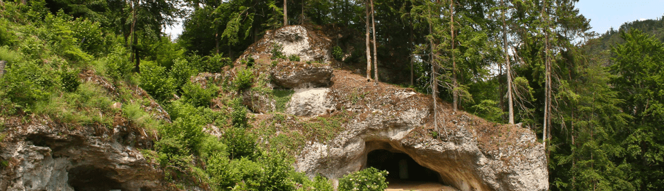 Höhlen in den Felsen