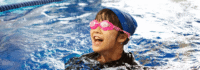 Kind schwimmt im Sportcamp