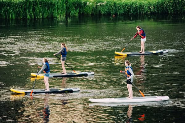 Jugendliche lernen Surfen im Tagescamp auf Norderney