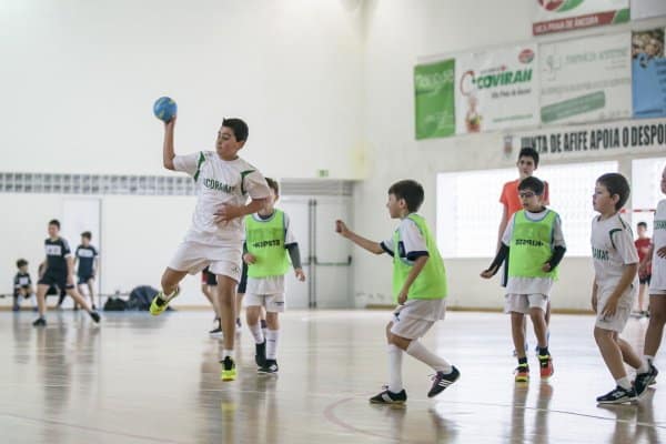 Jungs spielen Handball
