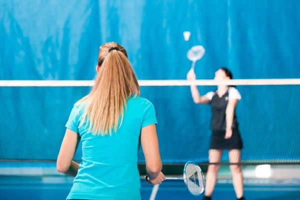 Zwei Mädchen spielen Badminton