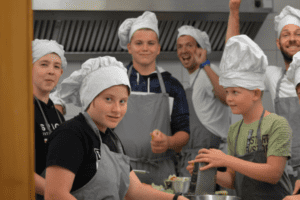 Campteilnehmer helfen in der Küche in den Sommercamps in NRW