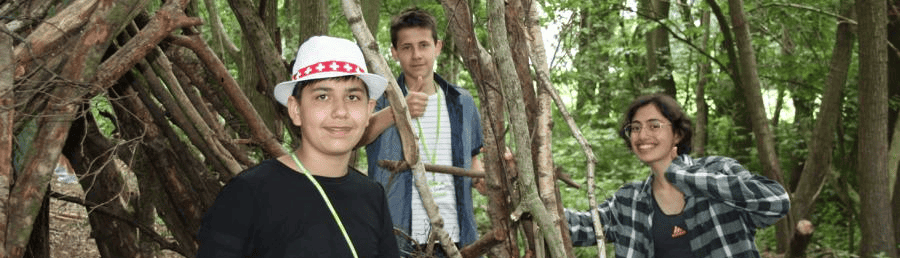 Jugendliche in Bäumen