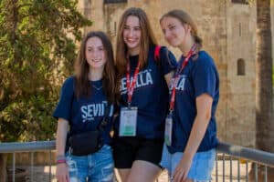 Lachende Mädchen im Spanischcamp Sevilla