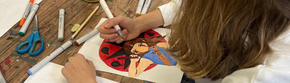 Kind zeichnet Manga im Manga Tagescamp