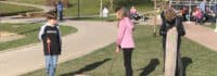 Ein Mädchen spielt Minigolf