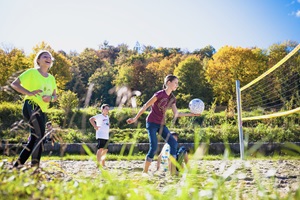 Jugendliche machen Sport im Feriencamp