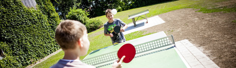 Kinder spielen Tischtennis