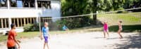 Jugendliche spielen Beach-Volleyball