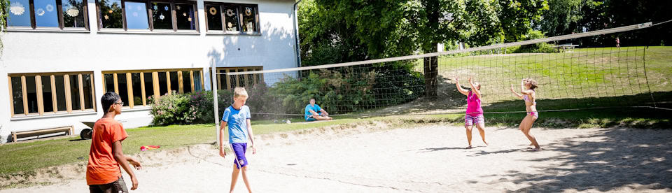 Jugendliche spielen Beach-Volleyball