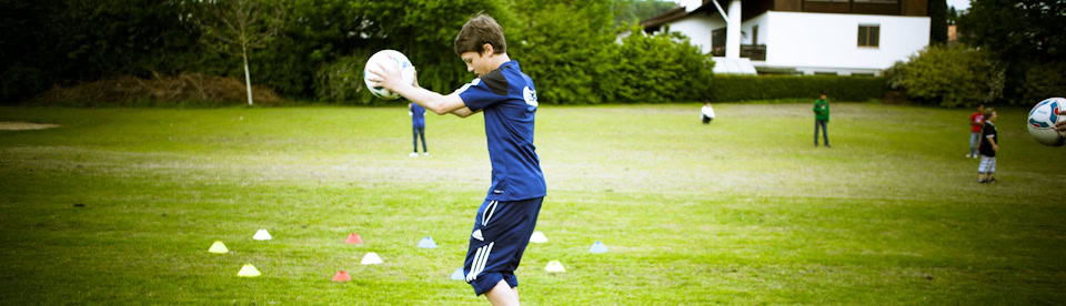 Junge trainiert mit Ball im Multisportcamp