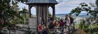 Kinder stehen am Turm der Jugendherberge Wunsiedel