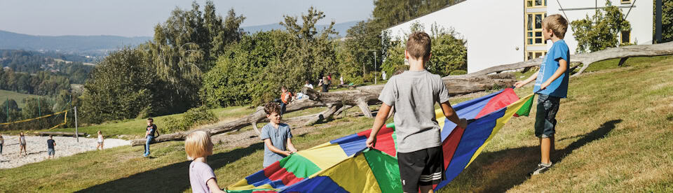 Kinder lernen sich bei Gruppenspielen im Abenteuercamp kennen