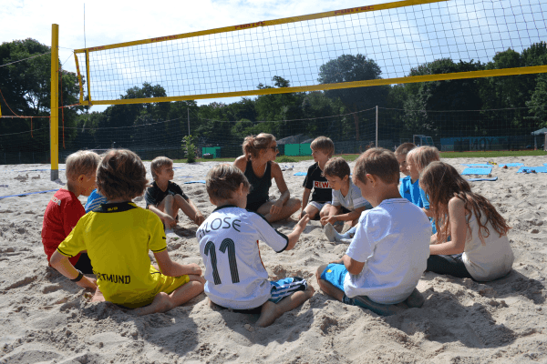 Teambesprechung im Beachvolleyball Camp