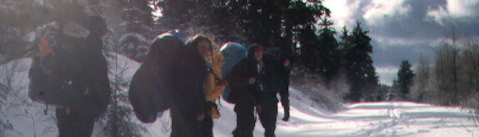 Jugendliche auf der Schneeschuhwanderung im Thüringer Wald