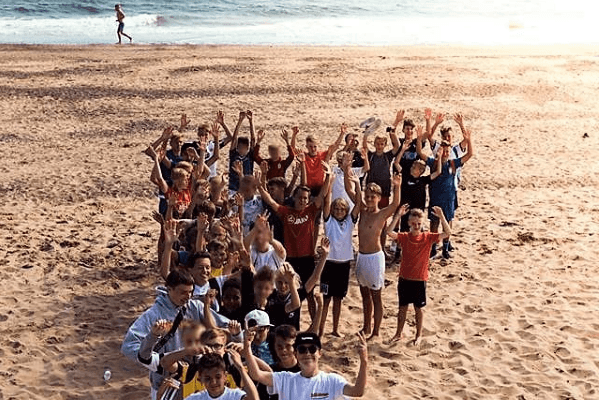 Gruppenbild am Strand im Fußballcamp