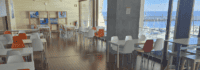 Esstische mit Stühlen in einem Essensraum