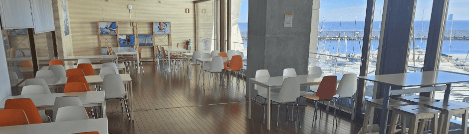 Esstische mit Stühlen in einem Essensraum