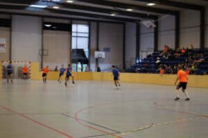 Jugendliche spielen Handball in der Halle