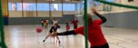 Jugendliche spielen Handball