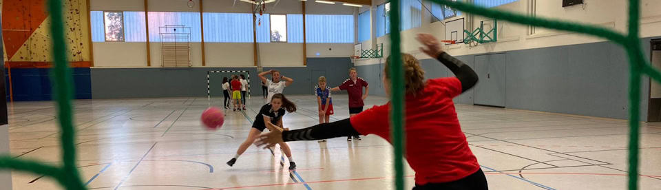 Jugendliche spielen Handball