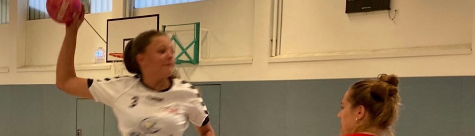 Mädchen wirft einen Handball