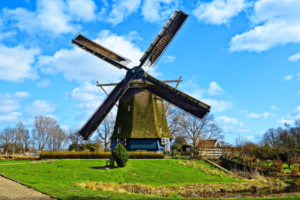Eine typische Windmühle, die man in Holland überall begegnen kann