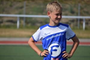 Junior Fussballcamps Junge im Trikot