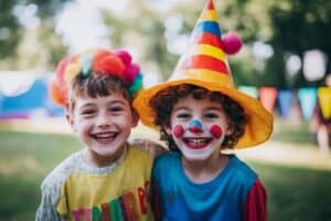 Kinder haben Spaß beim Zirkuscamp auf dem Schloss