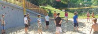 Kinder spielen Beachvolleyball auf der Jugendfreizeit Österreich in Wagrain