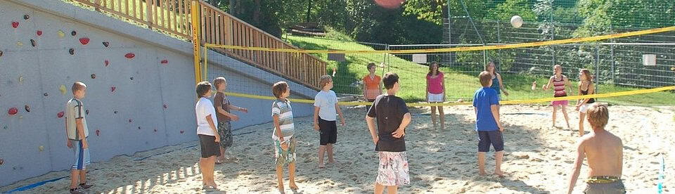 Kinder spielen Beachvolleyball auf der Jugendfreizeit Österreich in Wagrain