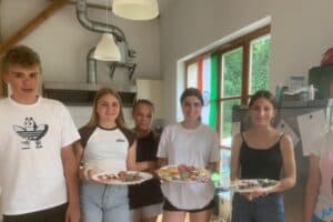 Jugendliche kochen gemeinsam im Englisch Camp